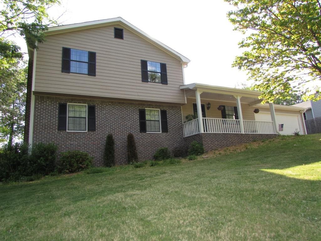 3 bedroom, 1,832 sq ft single family residence sold at 922 Hickory Nut Lane, Lawrenceville, GA 30043