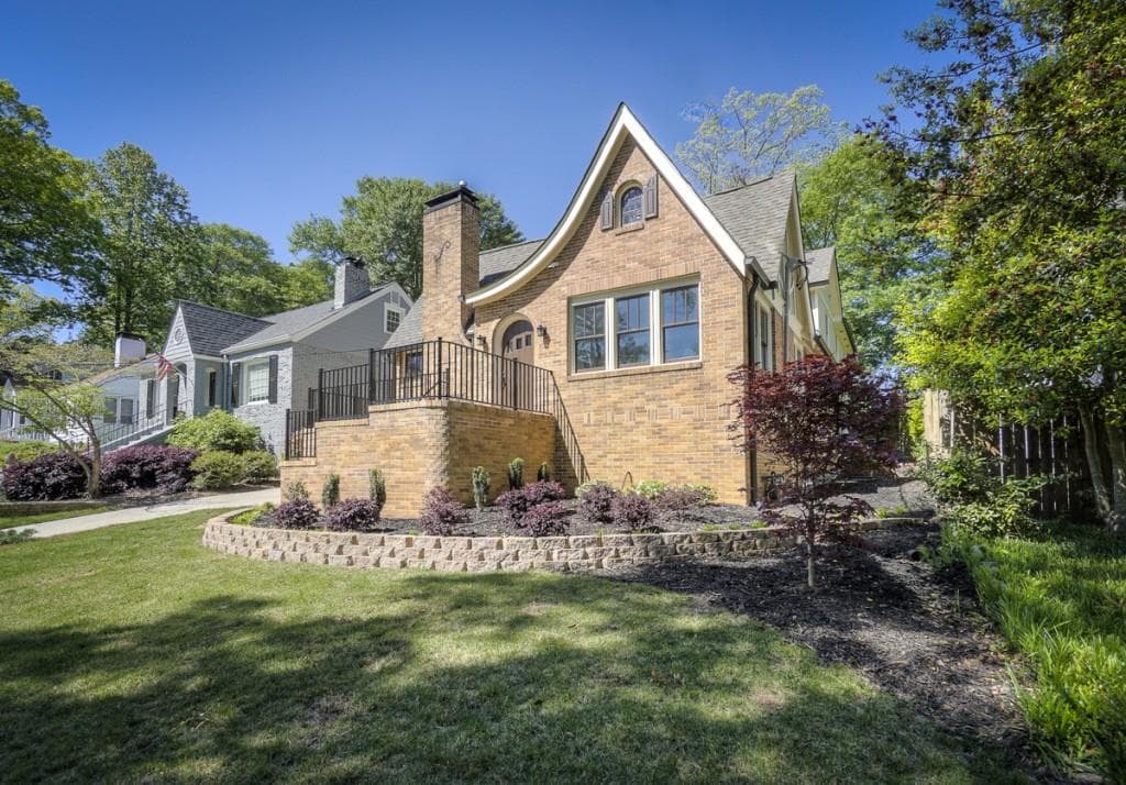 4 bedroom, 2,830 sq ft single family residence sold at 2580 Acorn Avenue, Atlanta, GA 30305
