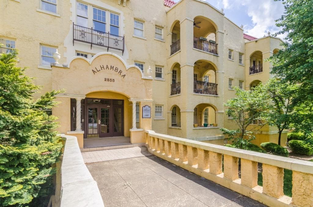 2 bedroom, 1,236 sq ft condominium sold at 2855 Peachtree Road 110, Atlanta, GA 30305