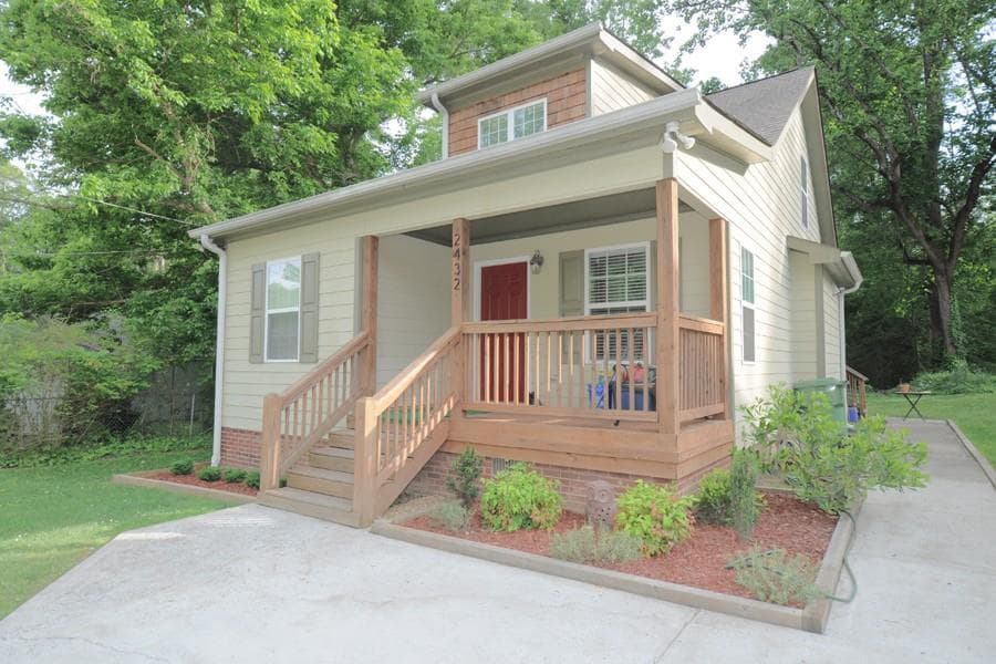 3 bedroom, 1,279 sq ft single family residence sold at 2432 Brantley Street, Atlanta, GA 30318