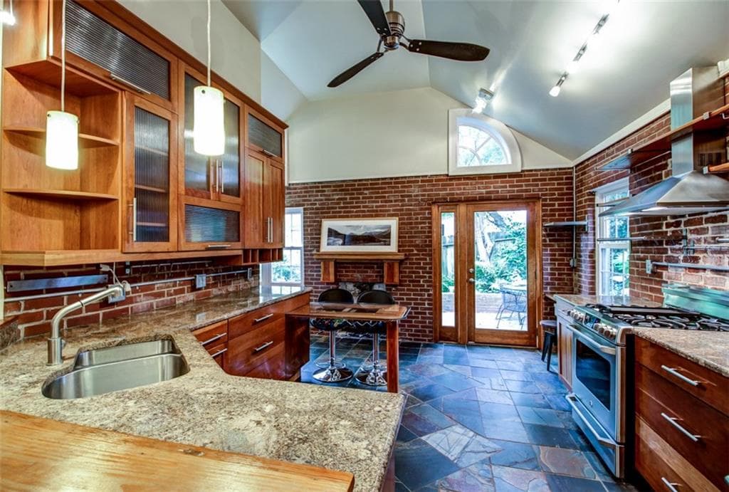105 Parkside Circle, Decatur, GA 30030 — most recent listing photo