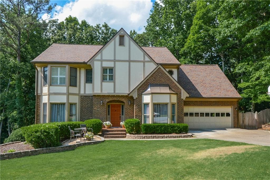 6 bedroom, 3,266 sq ft single family residence sold at 350 S Satinwood Place, Roswell, GA 30076