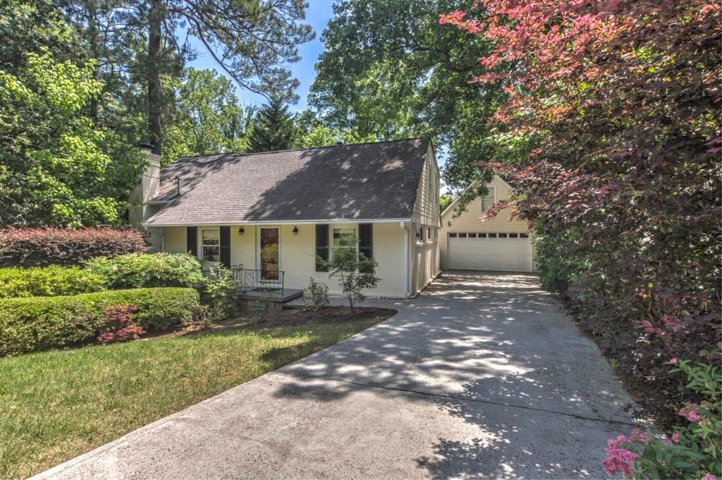 3 bedroom, 2,046 sq ft single family residence sold at 2796 Ridgemore Road, Atlanta, GA 30318