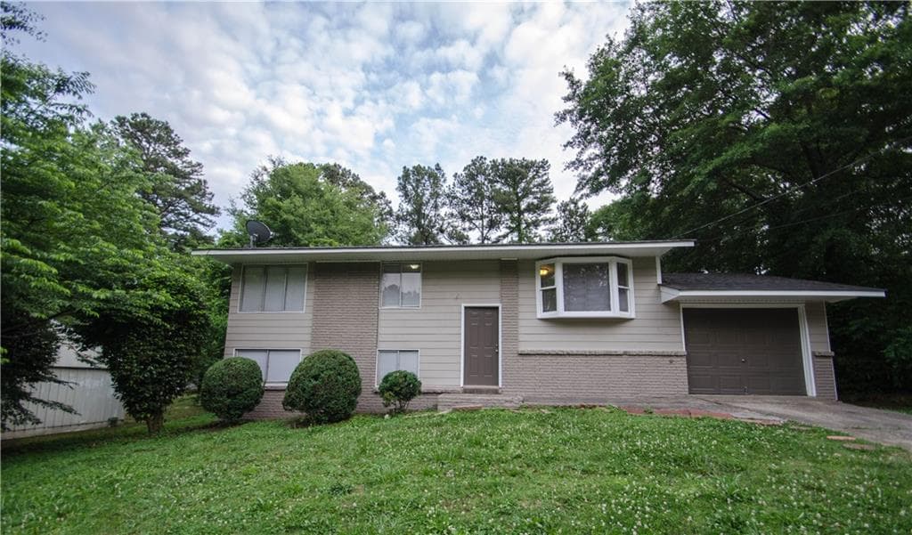 4 bedroom, 1,429 sq ft single family residence sold at 1015 Martha Drive, Forest Park, GA 30297