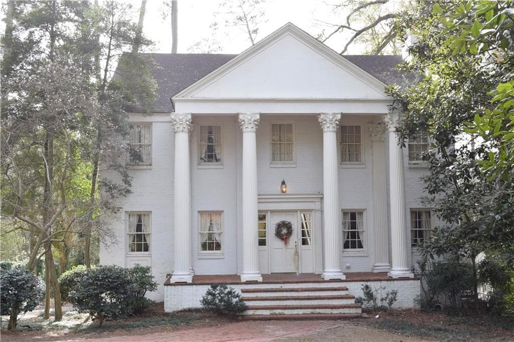 5 bedroom, 4,236 sq ft single family residence sold at 1040 Peachtree Battle Avenue, Atlanta, GA 30327
