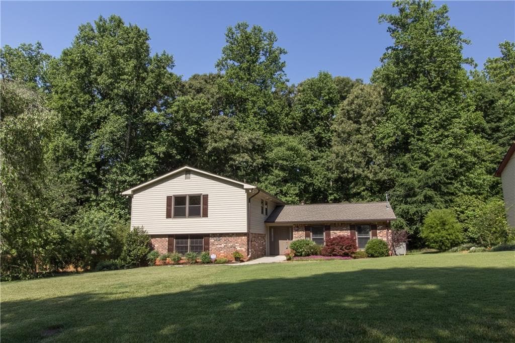 4 bedroom, 2,300 sq ft single family residence sold at 2181 Fox Hound Parkway, Marietta, GA 30062