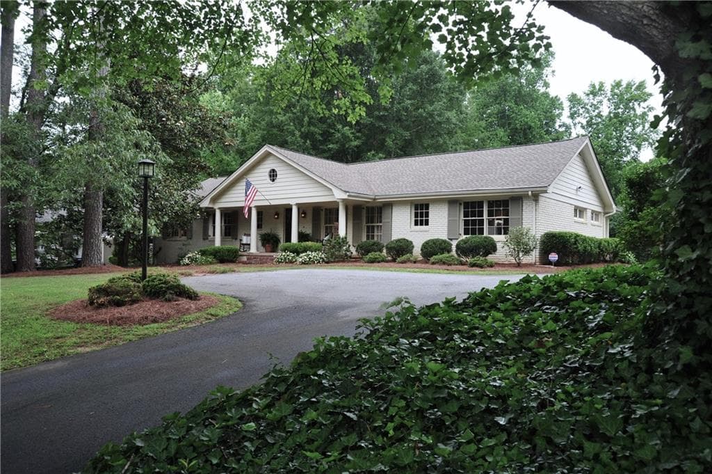 4 bedroom, 3,540 sq ft single family residence sold at 560 Highbrook Drive, Atlanta, GA 30342