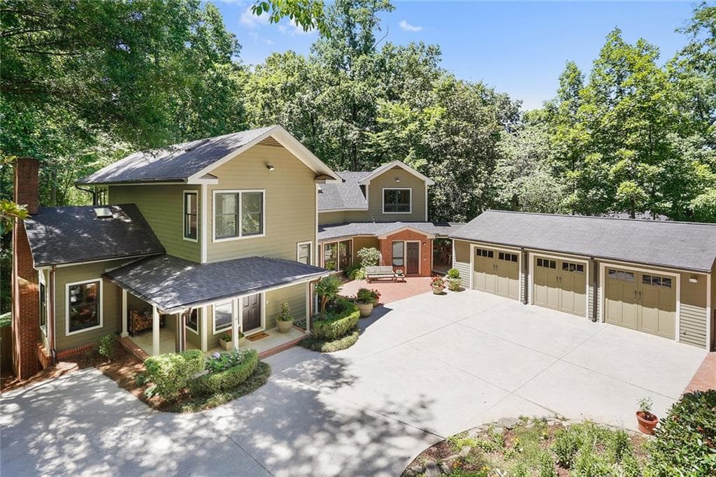 6 bedroom, 5,362 sq ft single family residence sold at 1089 Roxboro Drive, Atlanta, GA 30324