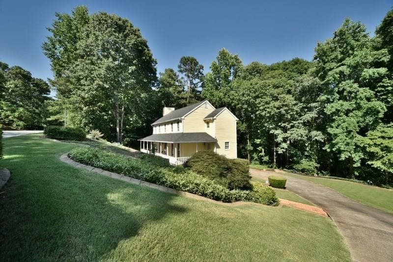 3 bedroom, 1,833 sq ft single family residence sold at 8460 Colony Club Drive, Alpharetta, GA 30022