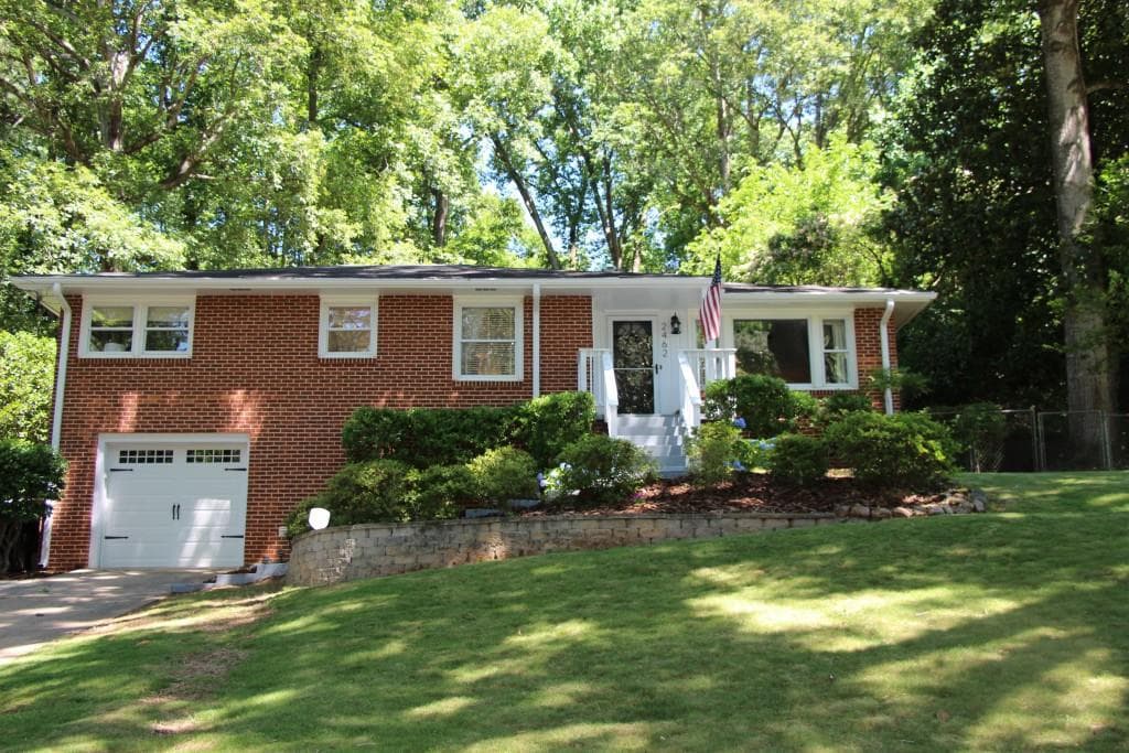 3 bedroom, 1,242 sq ft single family residence sold at 2462 Hunting Valley Drive, Decatur, GA 30033