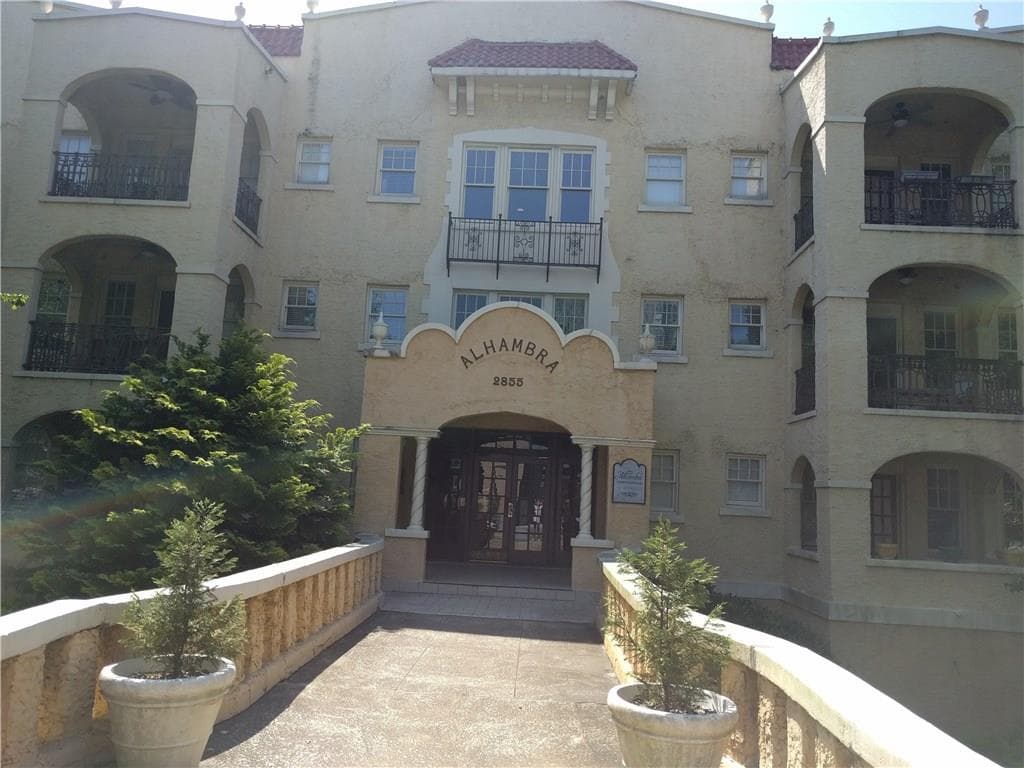2 bedroom, 1,262 sq ft condominium sold at 2855 Peachtree Road 113, Atlanta, GA 30305