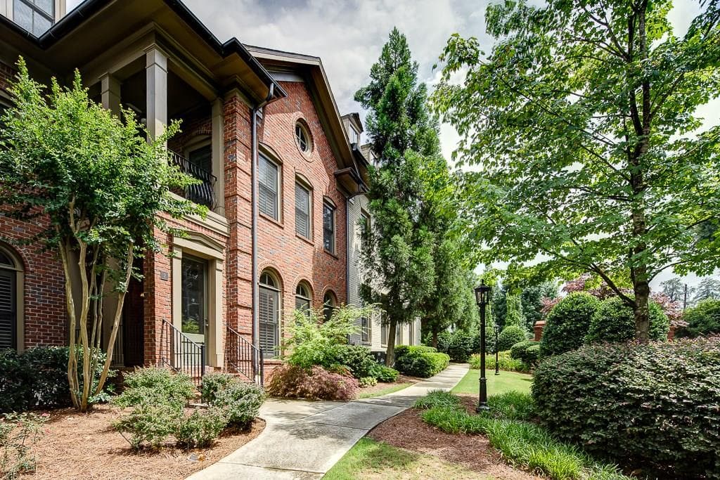 3 bedroom, 2,824 sq ft townhouse sold at 3127 Lenox Road 2, Atlanta, GA 30324