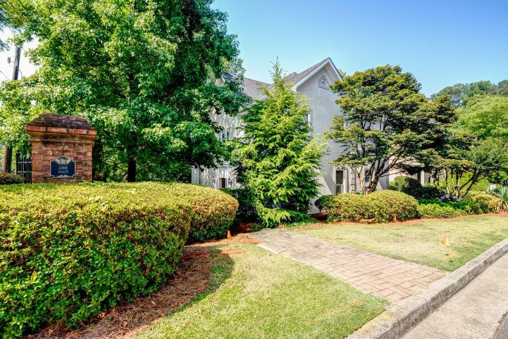 4 bedroom, 2,782 sq ft single family residence sold at 1039 Lenox Valley Drive, Brookhaven, GA 30324