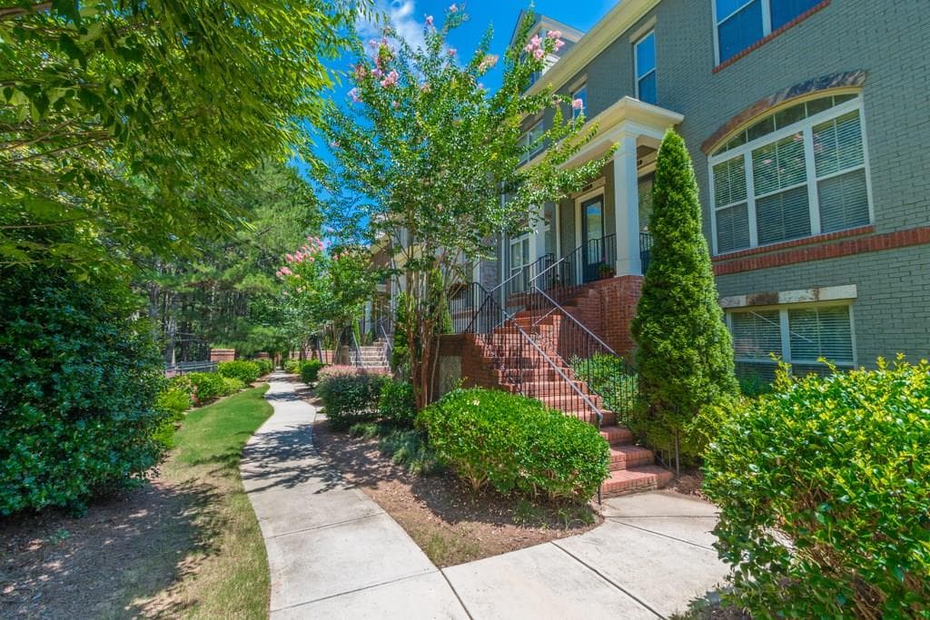 3 bedroom, 1,975 sq ft townhouse sold at 1738 Breyerton Drive, Atlanta, GA 30329