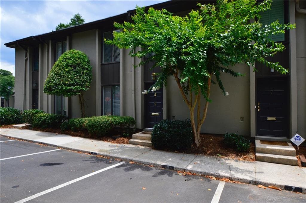 3 bedroom, 1,798 sq ft condominium sold at 5 Ivy Trail, Atlanta, GA 30342