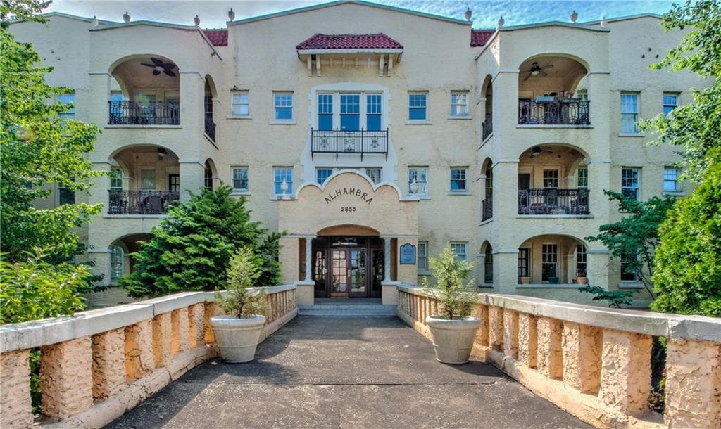 1 bedroom, 586 sq ft condominium sold at 2855 Peachtree Road 207, Atlanta, GA 30305