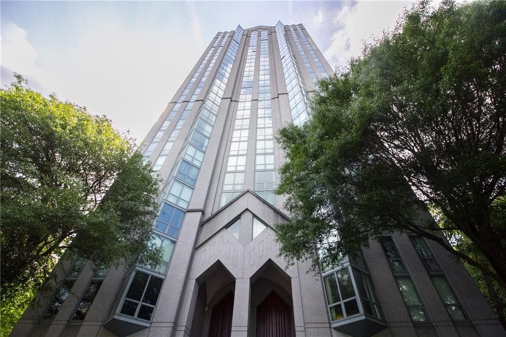 1 bedroom, 807 sq ft condominium sold at 2870 Pharr Court 2407, Atlanta, GA 30305