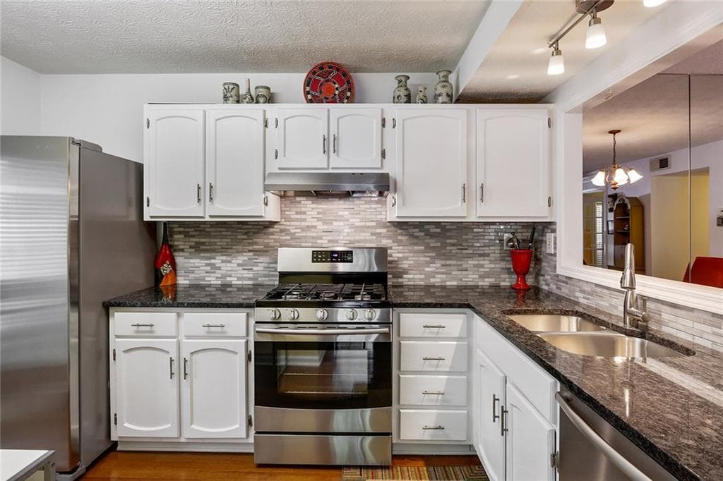 2 bedroom, 1,021 sq ft condominium sold at 2901 Lenox Road 902, Atlanta, GA 30324