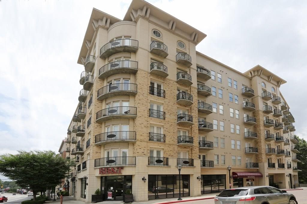 2 bedroom, 1,439 sq ft condominium sold at 2255 Peachtree Road 329, Atlanta, GA 30309