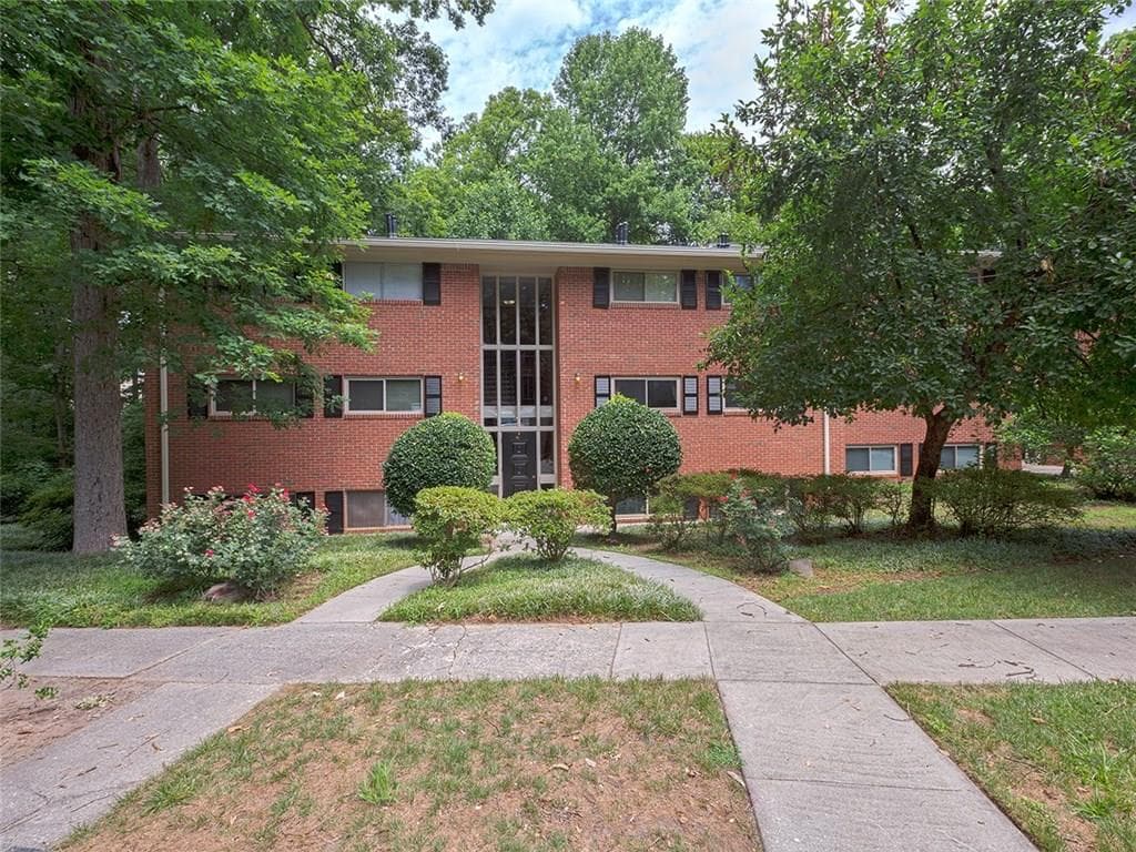2 bedroom, 1,032 sq ft condominium sold at 1111 Clairemont Avenue J2, Decatur, GA 30030