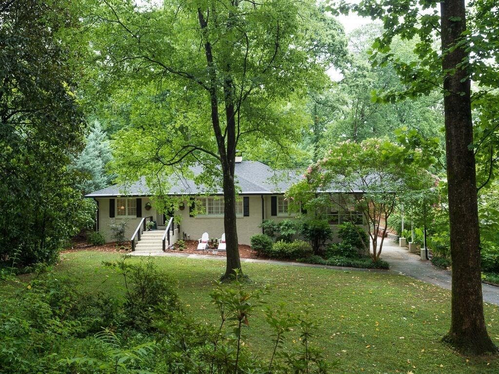 3 bedroom, 1,729 sq ft single family residence sold at 3049 W Roxboro Road, Atlanta, GA 30324