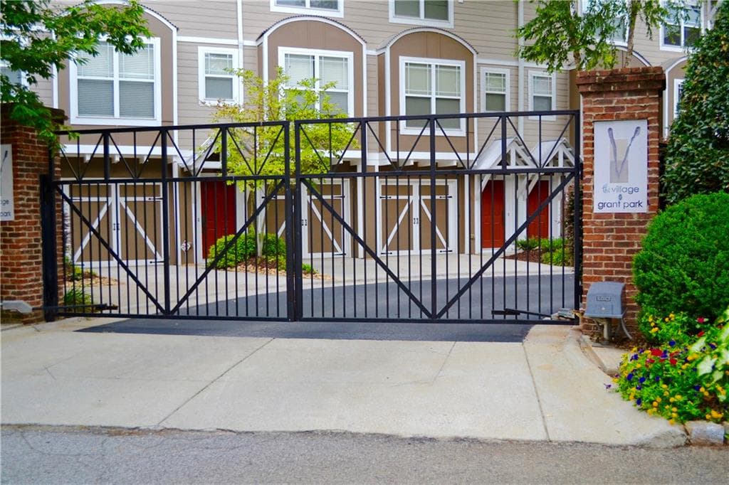 3 bedroom, 1,250 sq ft townhouse sold at 380 Grant Circle 502, Atlanta, GA 30315