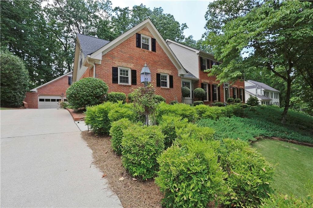 6940 Hunters Knoll, Sandy Springs, GA 30328 — most recent listing photo