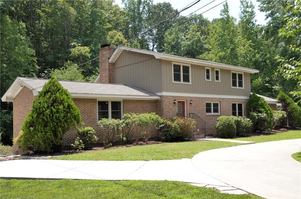 5 bedroom, 2,752 sq ft single family residence sold at 2899 Greenbush Place, Atlanta, GA 30345