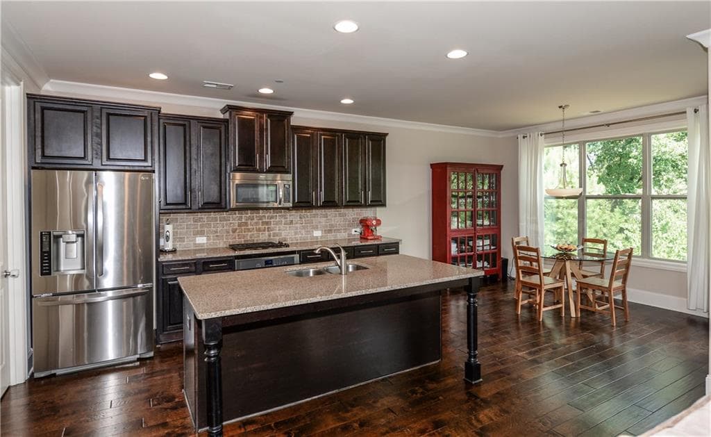 4 bedroom single family residence sold at 7645 Highland Bluff, Sandy Springs, GA 30328