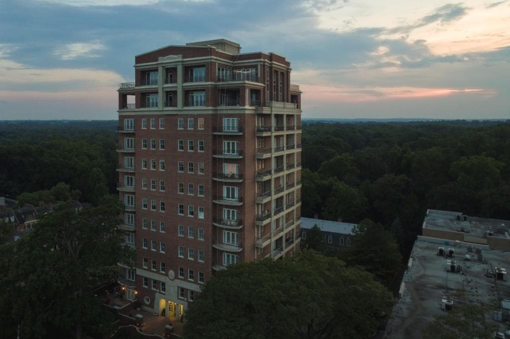 3 bedroom, 4,119 sq ft condominium sold at 2724 Peachtree Road 201, Atlanta, GA 30305