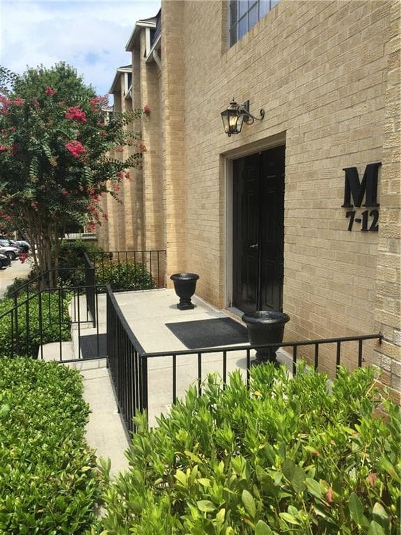 2 bedroom, 1,039 sq ft condominium sold at 5400 NE Roswell Road M11, Atlanta, GA 30342