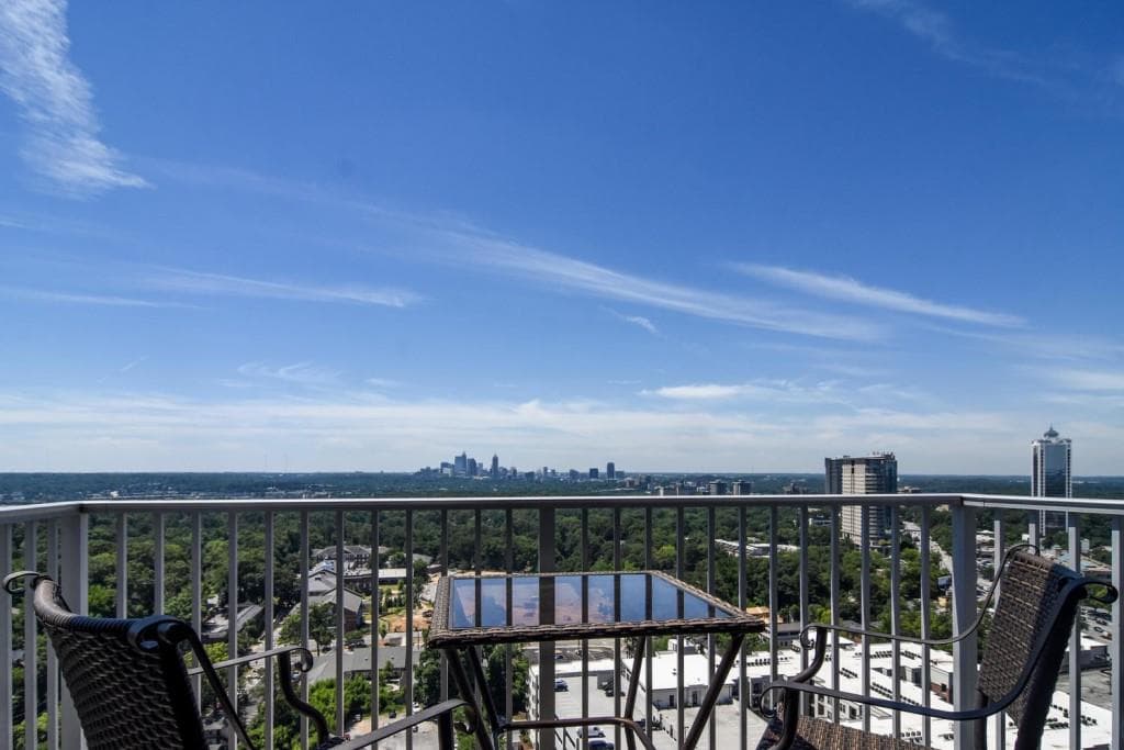 2 bedroom, 1,060 sq ft condominium sold at 250 Pharr Road 2010, Atlanta, GA 30305
