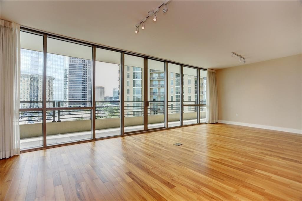 2 bedroom, 1,680 sq ft condominium sold at 700 Park Regency Place 1204, Atlanta, GA 30326