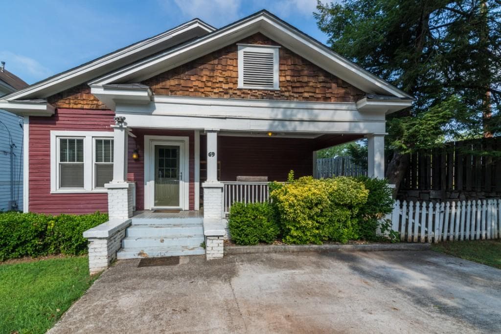 3 bedroom, 1,392 sq ft single family residence sold at 69 E Lake Terrace, Atlanta, GA 30317