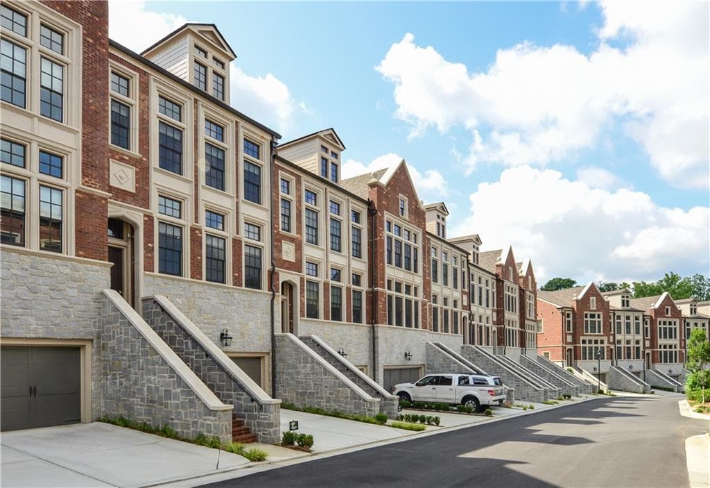 4 bedroom, 3,644 sq ft townhouse sold at 1333 Dover Circle, Brookhaven, GA 30319