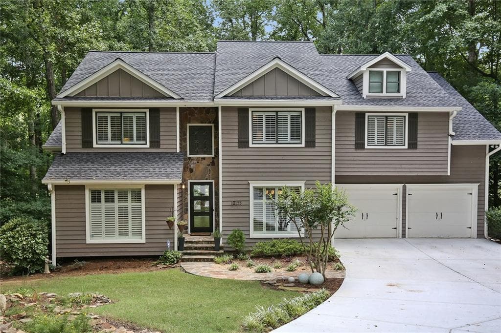 5 bedroom, 3,005 sq ft single family residence sold at 10155 Cresent Hill Lane, Roswell, GA 30076