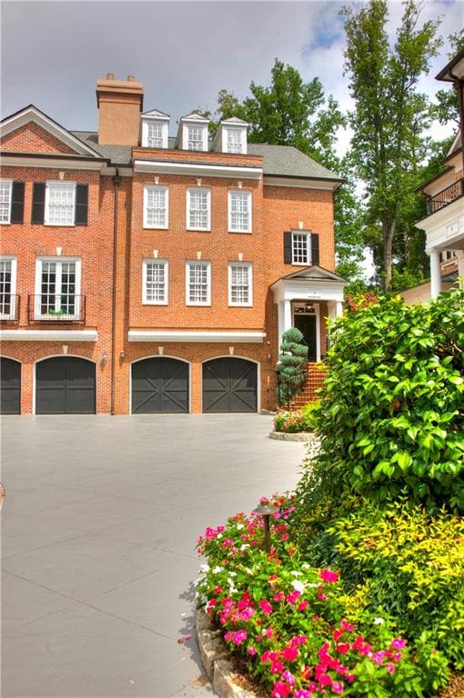 3 bedroom, 4,000 sq ft townhouse sold at 3533 Roxboro Road 4, Atlanta, GA 30326