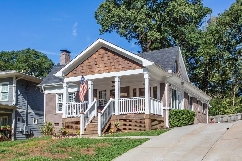 3 bedroom, 1,605 sq ft single family residence sold at 2286 Oakview Road, Atlanta, GA 30317