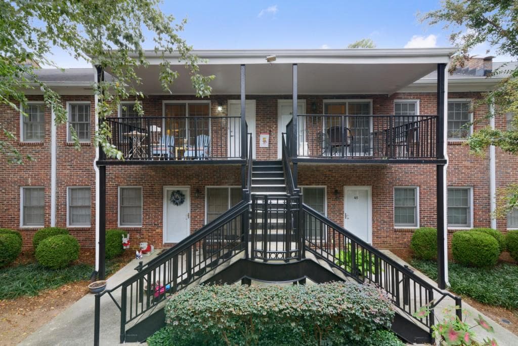 2 bedroom, 1,090 sq ft condominium sold at 3675 Peachtree Road 44, Atlanta, GA 30319