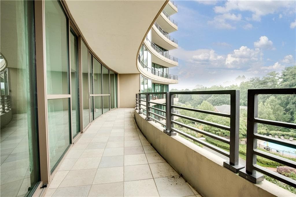 3 bedroom, 2,243 sq ft condominium sold at 700 Park Regency Place 901, Atlanta, GA 30326