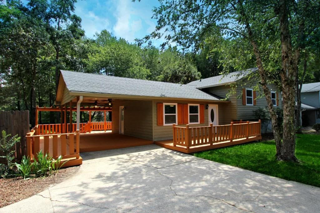 3 bedroom, 2,332 sq ft single family residence sold at 1018 Falconcrest Drive, Lawrenceville, GA 30043