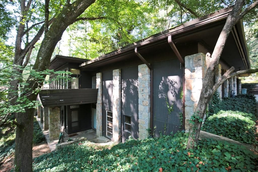 4 bedroom, 3,712 sq ft single family residence sold at 5190 Vernon Springs Trail, Atlanta, GA 30327