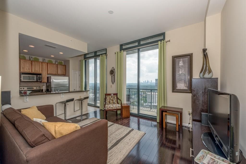 1 bedroom, 633 sq ft condominium sold at 3040 Peachtree Road 1610, Atlanta, GA 30305