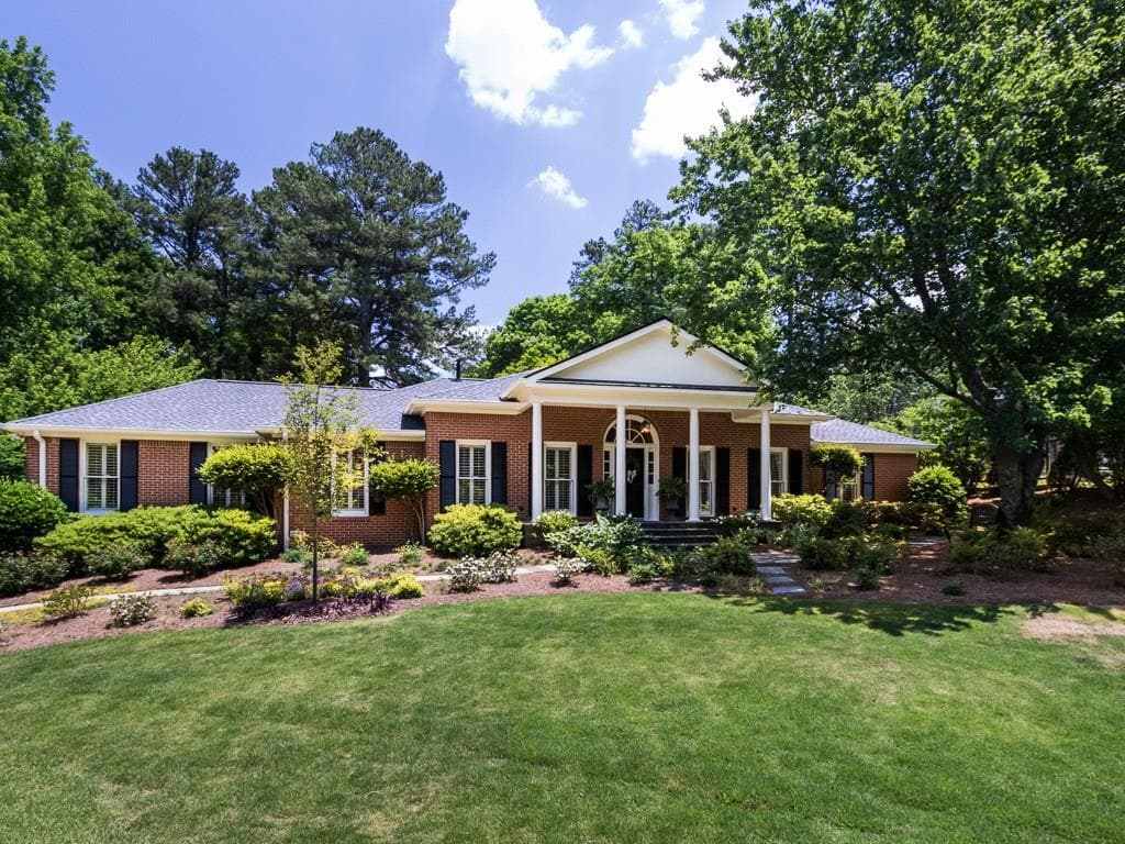 4 bedroom, 2,632 sq ft single family residence sold at 4353 Glengary Drive, Atlanta, GA 30342