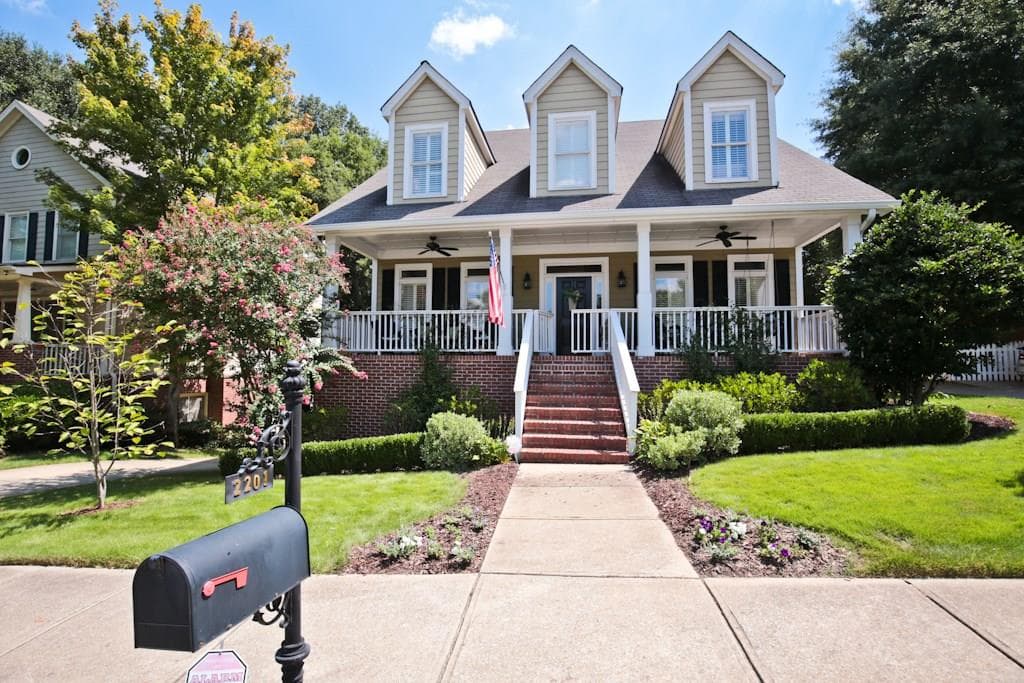 5 bedroom, 3,920 sq ft single family residence sold at 2201 Mauldin Street, Atlanta, GA 30318