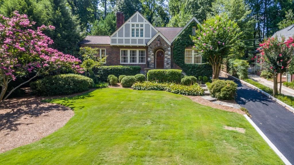 3 bedroom, 3,000 sq ft single family residence sold at 915 Plymouth Road, Atlanta, GA 30306
