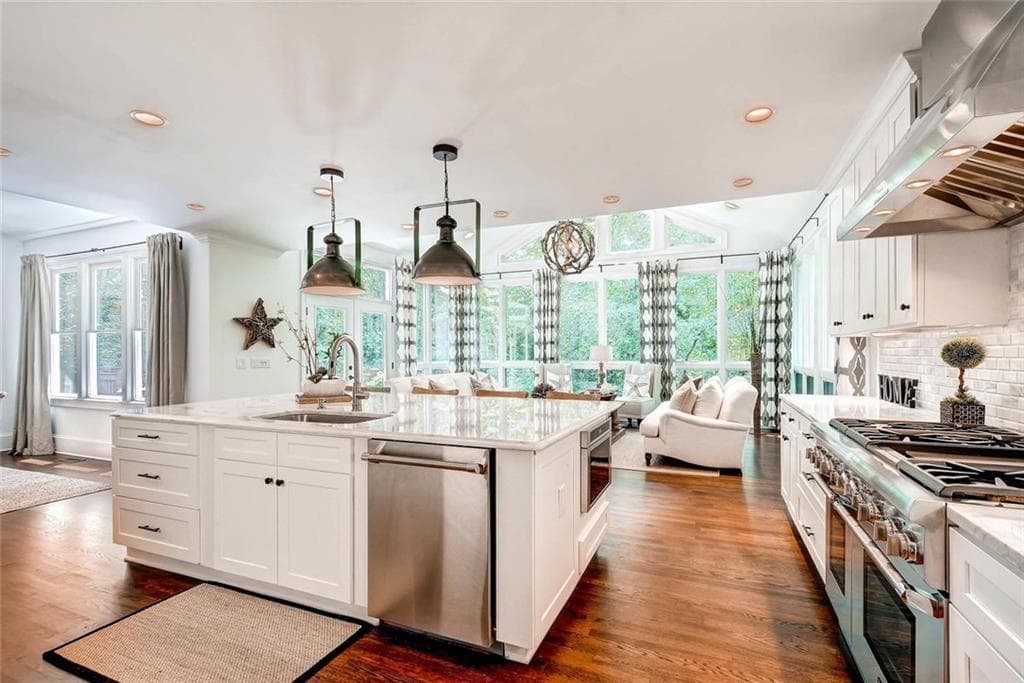6 bedroom single family residence sold at 170 NW Burdette Road, Sandy Springs, GA 30327
