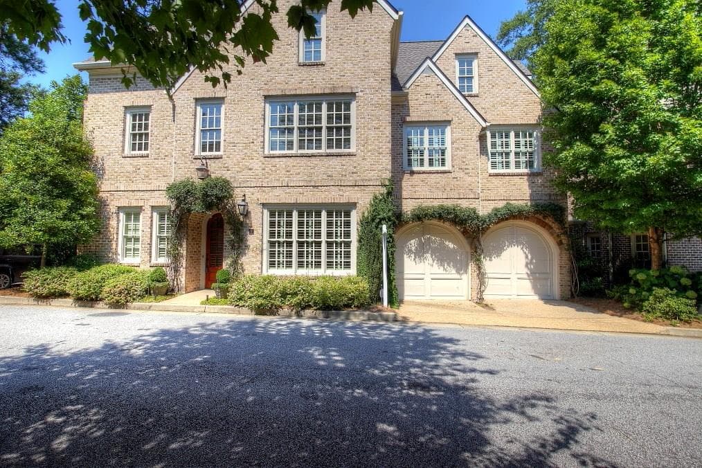 4 bedroom, 3,687 sq ft single family residence sold at 2070 Howell Mill Road, Atlanta, GA 30318