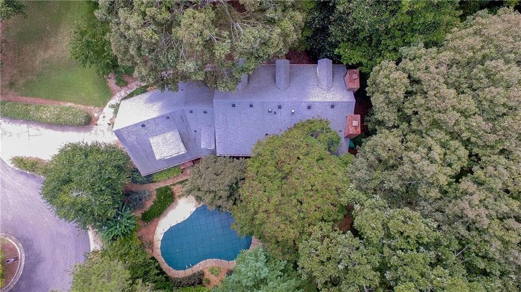 6 bedroom, 6,018 sq ft single family residence sold at 9125 Huntcliff Trace, Atlanta, GA 30350