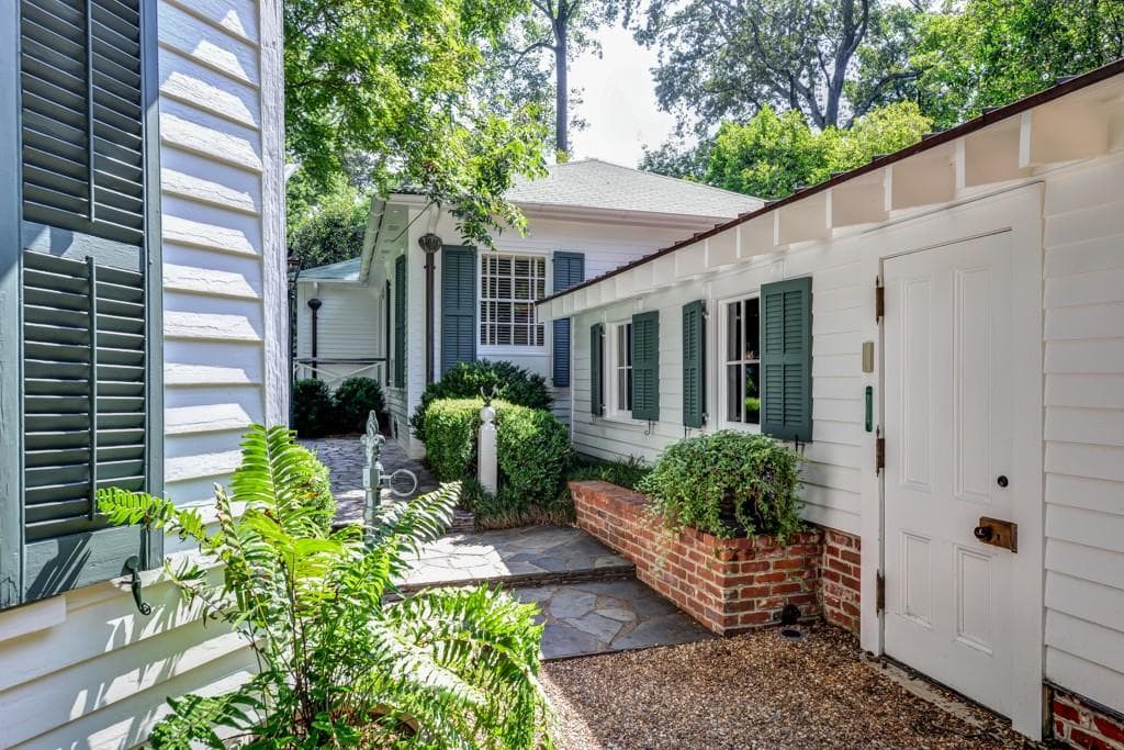 3 bedroom single family residence sold at 107 E Wesley Road, Atlanta, GA 30305
